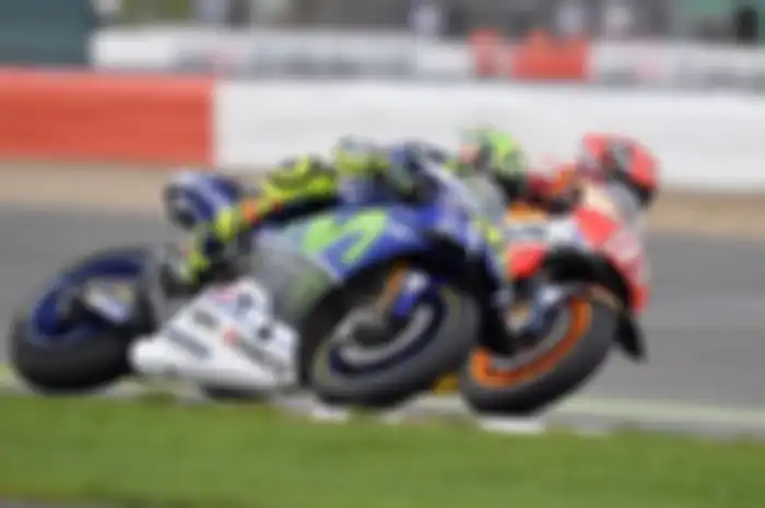 Valentino Rossi vs Marc Marquez di Silverstone, Inggris 2016