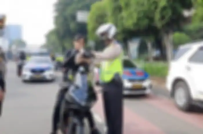 Pemotor lupa bawa SIM atau enggak punya SIM saat terjaring razia, dendanya lebih besar mana?