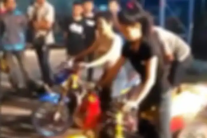 Aksi 2 cabe-cabean memeriahkan arena drag di Thailand, jangan ditiru
