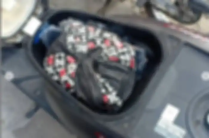 Driver ojol diminta antarkan tas warna hitam, ternyata isinya tumpukan uang.