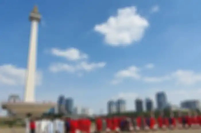 Ilustrasi Monas, Lambang kota Jakarta dan petugas penyemprotan desinfektan