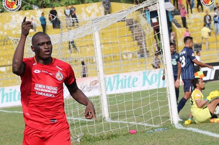 Striker Semen Padang, Karl Max Berthelemy, merayakan dua gol yang dicetaknya ke gawang Persela Lamongan pada pekan ke-16 Liga 1 2019.