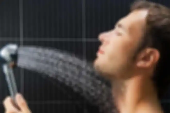 Ternyata, mandi dengan air dingin memiliki banyak manfaat kesehatan. Apakah juga berpengaruh pada penurunan berat badan?
