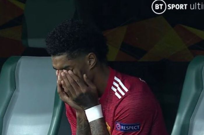 Striker Manchester United, Marcus Rashford, menangis usai timnya dikalahkan Villarreal dalam laga final Liga Europa di Stadion Gdansk, Rabu (26/5/2021).