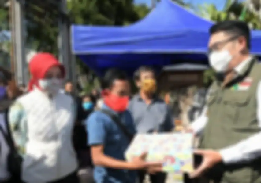 Gubernur Jabar Ridwan Kamil Menyerahkan Hadiah Kepada Ade Londok, Rabu (16/9/2020)