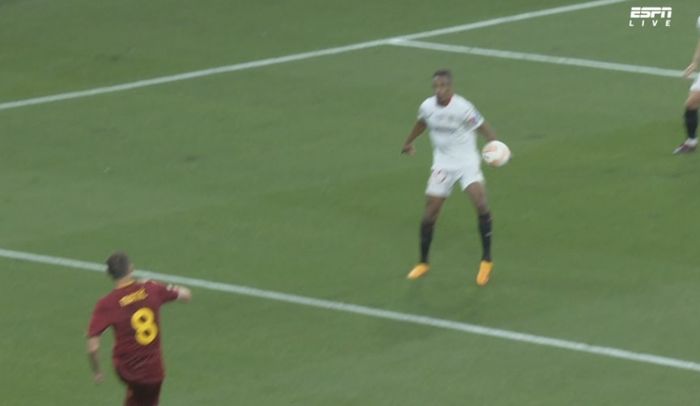 Momen handball Fernando yang tak digubris wasit Anthony Taylor yang bikin Jose Mourinho ngamuk usai AS Roma dibekuk Sevilla pada final Liga Europa di Puskas Arena (31/5/2023).