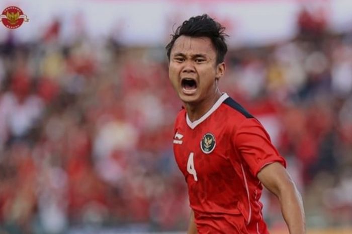 Pemain timnas U-22 Indonesia, Komang Teguh mencetak gol ke gawang Vietnam pada laga semifinal SEA Games 2023.