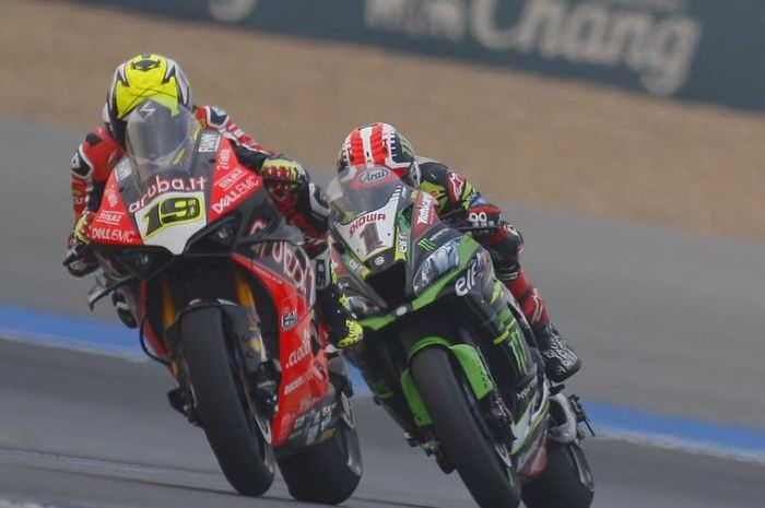 Jonathan Rea (Kanan) lakoni duel dengan Alvaro Bautista (Kiri) di seri WSBK Thailand 2019