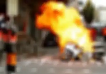 Video Ini Menjelaskan Kenapa Motor yang Terbakar Jangan Disiram Pakai Air