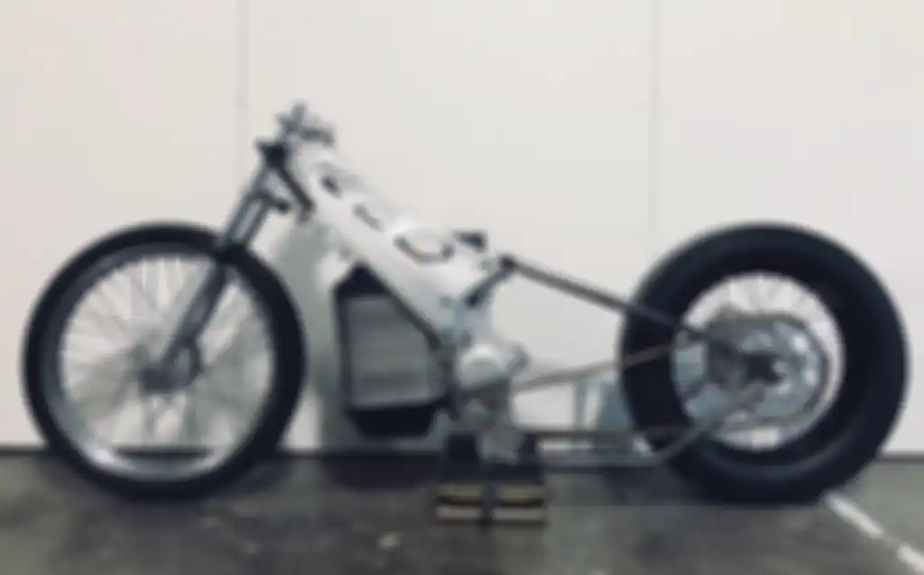 Alta Redshift saat proses modifikasi menjadi motor balap drag