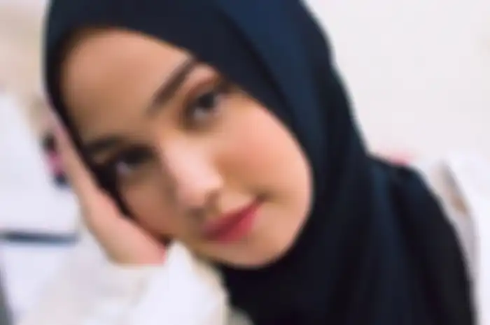 Syifa Hadju mengenakan hijab