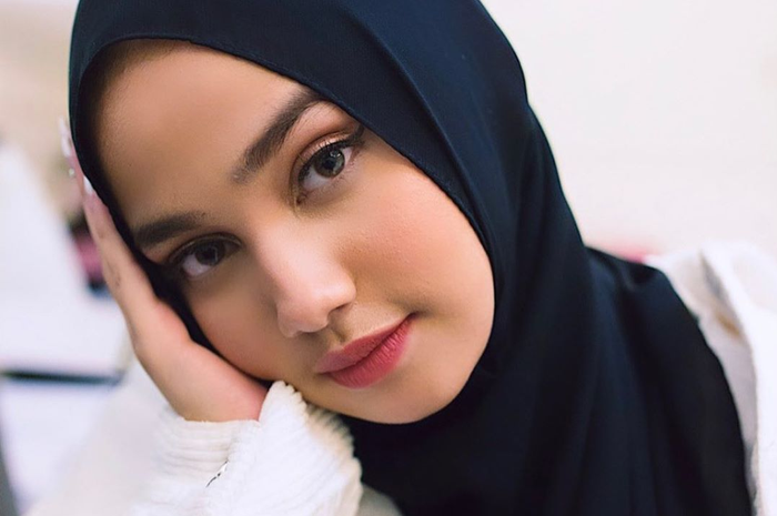 Syifa Hadju mengenakan hijab