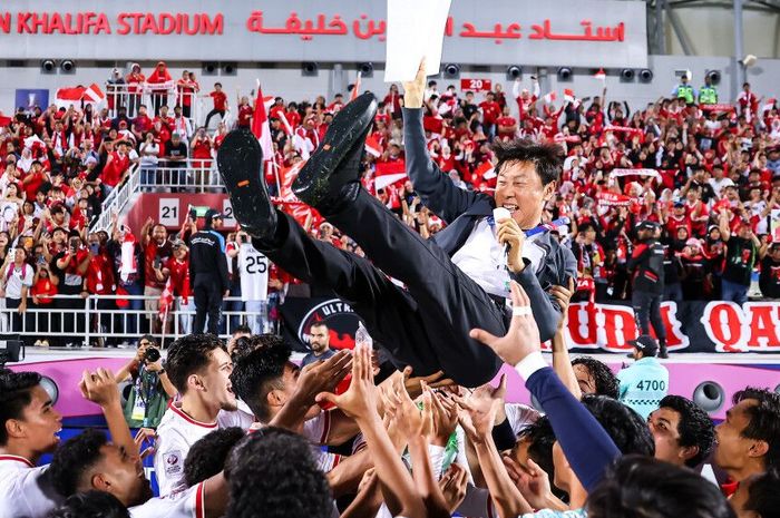 Saat para pemain Timnas U-23 Indonesia merayakan selebrasi dengan mengangkat pelatih Shin Tae-yong seusai skuad Garuda Muda dipastikan lolos ke semifinal Piala Asia U-23 2024.