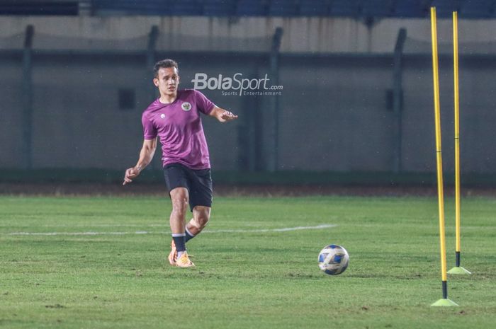 Pemain timnas Indonesia, Egy Maulana Vikri, sedang menguasai bola dalam latihannya di Stadion Si Jalak Harupat, Bandung, Jawa Barat, 31 Mei 2022.