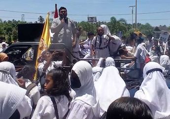 Gadis 15 Tahun di Buru Selatan Dinikahkan dengan Seorang Tokoh Agama, Guru dan Teman-Teman Sekolahnya Lakukan Protes dengan Turun ke Jalan Adakan Unjuk Rasa