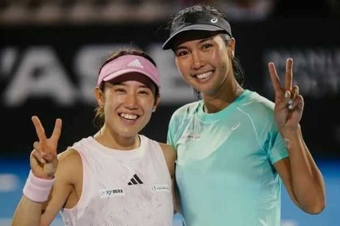 Petenis putri Indonesia, Aldila Sutjiadi, berpose dengan Miyu Kato (Jepang) setelah menjuarai turnamen WTA 250, ASB Classic di Auckland, Minggu (8/1/2023).