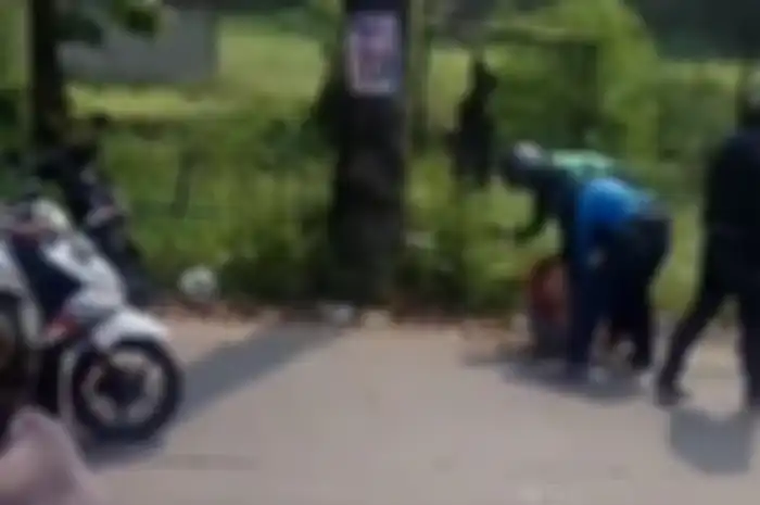Pengangkapan terduga pelaku begal oleh beberapa polisi