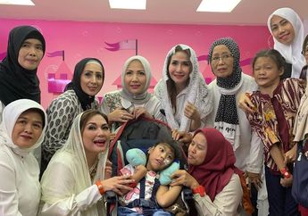 Ajak Anak Yatim Piatu ke Tempat Bermain, Nia Daniaty Tak Ragu Berikan Pelukan Hangat Kepada Salah Satu Anak Penyandang Disabilitas yang Ikut