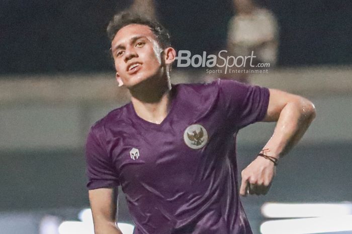 Egy Maulana Vikri nampak mengikuti latihan timnas U-23 Indonesia di Lapangan B, Senayan, Jakarta, 1 Mei 2022.