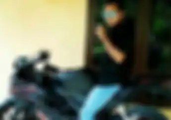 Sadis... Mejeng Bareng Yamaha R15, Lelaki Ini Malah Dibully Netizen Habis-habisan