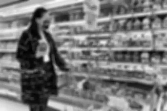 Mona Ratuliu belanja di supermarket