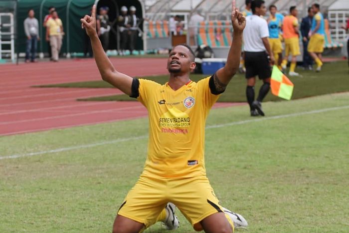 Striker Semen Padang, Francisco Vanderlei merayakan gol yang dicetaknya ke gawang Tira-Persikabo, di Stadion Pakansari, Kabupaten Bogor, Jumat (27/9/2019).