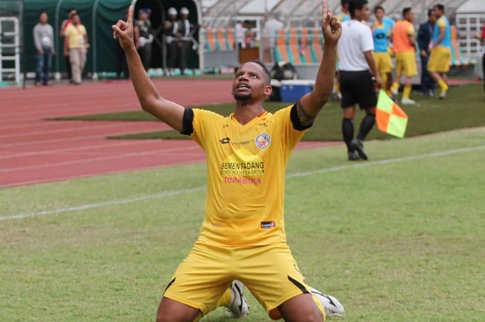 Striker Semen Padang, Francisco Vanderlei merayakan gol yang dicetaknya ke gawang Tira-Persikabo, di Stadion Pakansari, Kabupaten Bogor, Jumat (27/9/2019).