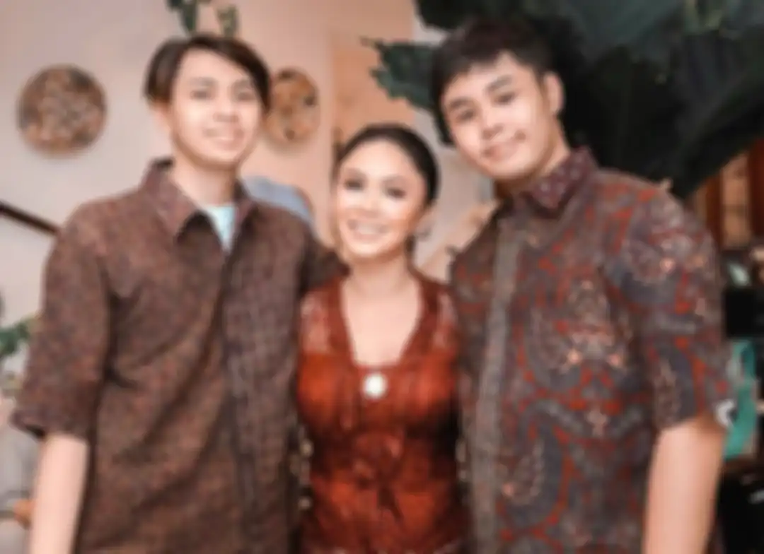 Yuni Shara, Cavin dan Cello dalam balutan busana formal
