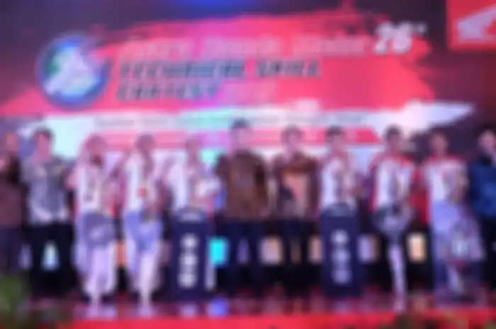 Juara AHM Technical Skill Contest 2019 berpose bersama manajemen PT AHM