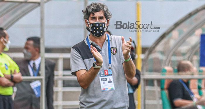 Pelatih Bali United, Stefano Cugurra alias Teco, sedang memberikan semangat kepada para pemainnya lewat tepuk tangan dalam laga pekan keempat Liga 1 2021 di Stadion Pakansari, Bogor, Jawa Barat, 24 September 2021.