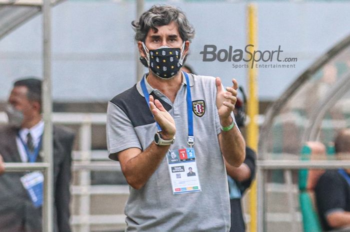 Pelatih Bali United, Stefano Cugurra alias Teco, sedang memberikan semangat kepada para pemainnya lewat tepuk tangan dalam laga pekan keempat Liga 1 2021 di Stadion Pakansari, Bogor, Jawa Barat, 24 September 2021.