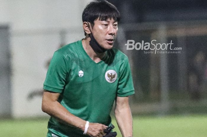 Pelatih timnas Indonesia, Shin Tae-yong, hadir dalam latihan skuatnya di Lapangan B, Senayan, Jakarta, 9 November 2021.