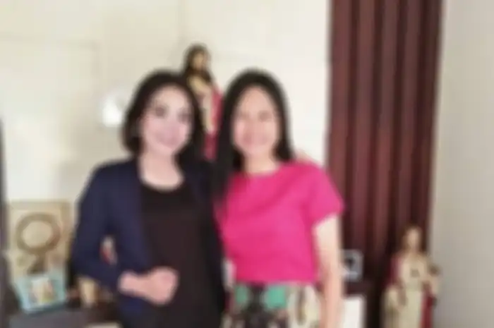 Ahok Bebas dari Penjara, Intip Gaya Bripda Puput Nastiti Devi (kiri) Saat Ibadah Bersama Keluarga Ahok 