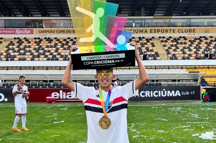 Welber Jardim baru saja mengantarkan klubnya, Sao Paulo U-16 juara Copa Criciuma U-17 2023 pada Sabtu (1/7/2023).