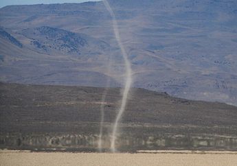 Ada Fenomena Alam Angin 'Dust Devil' di Candi Arjuna Dieng, Apa Itu?