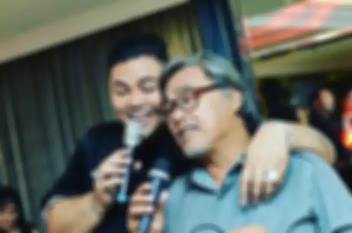 Bambang Tjahyo Gunawan sering memperlihatkan kebersamaan dengan Ivan Gunawan di Instagram.
