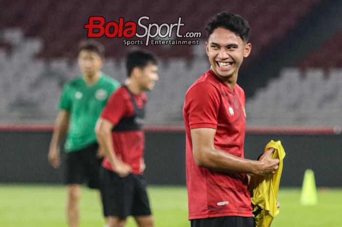 Marselino Ferdinan sedang berlatih bersama timnas Indonesia di Stadion Utama Gelora Bung Karno, Senayan, Jakarta, Rabu (11/10/2023).