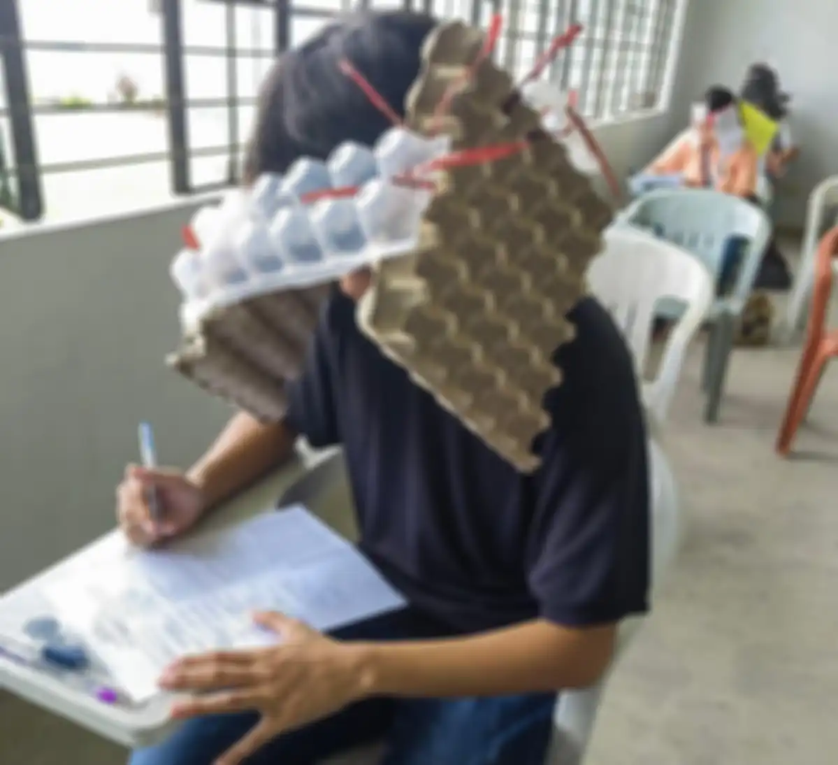 Topi dari bekas wadah telur.