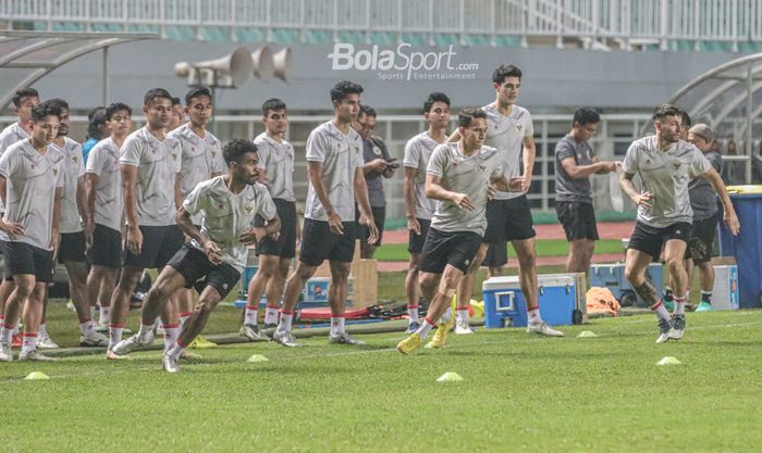 (Barisan depan dari kiri ke kanan) Yakob Sayuri, Egy Maulana Vikri, dan Marc Klok sedang berlatih bersama skuad timnas Indonesia di Stadion Pakansari, Bogor, Jawa Barat, 26 September 2022.