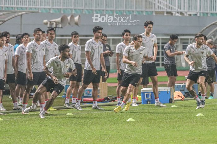 (Barisan depan dari kiri ke kanan) Yakob Sayuri, Egy Maulana Vikri, dan Marc Klok sedang berlatih bersama skuad timnas Indonesia di Stadion Pakansari, Bogor, Jawa Barat, 26 September 2022.