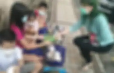 Bikin Pilu! Demi Sesuap Nasi Keempat Anak Ini Terpaksa Kerjakan PR Sambil Jualan Mi Kering di Pinggir Jalan