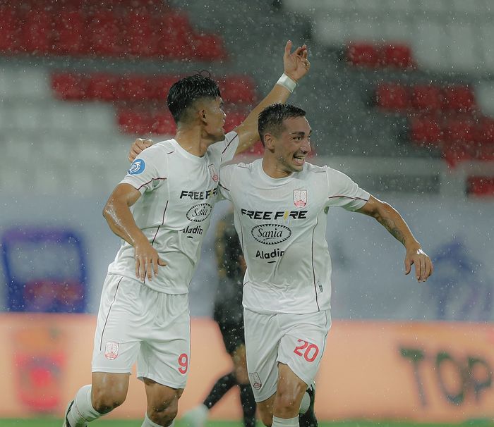 Selebrasi Ramadhan Sananta dan Lautaro Belleggia saat Persis Solo unggul 1-0 atas PSIS Semarang di Stadion Jatidiri, pada pekan ke-19 Liga 1, Senin (20/1/2025).