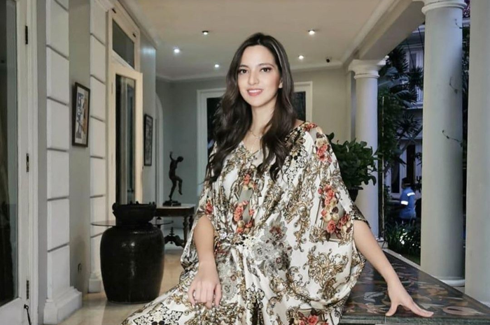 Gaya Nia Ramadhani saat pakai kaftan