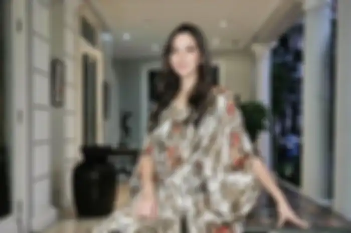 Gaya Nia Ramadhani saat pakai kaftan