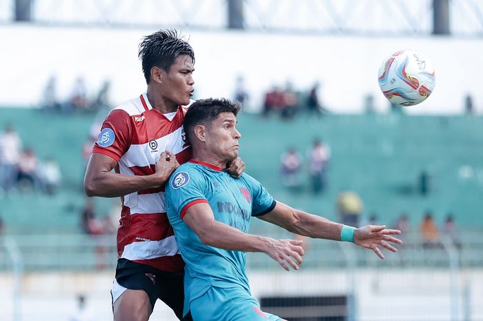 Duel antara Fachrudin Aryanto dan Ramiro Fergonzi pada laga Madura United Vs Persita Tangerang pada pekan ke-28 Liga 1 2023/2024.
