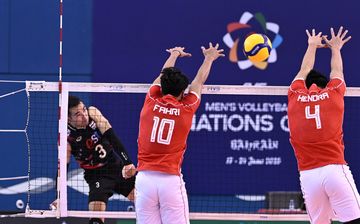 Opposite timnas Thailand, Amorntep Konhan, mendapat adangan blok dari pemain Indonesia, Fahri Septian Putratama dan Hendra Kurniawan.