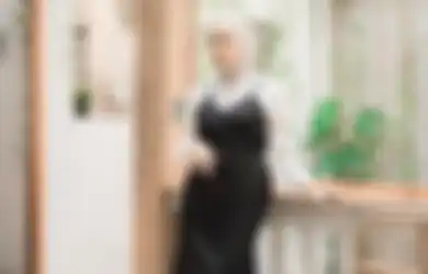 5 Cara Pakai Sleeveless Dress untuk Outfit Hijab Modis. Tetap Santun!