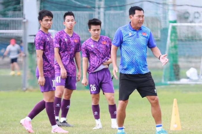 Pelatih Timnas U-19 Vietnam, Hua Hien Vinh, memimpin sesi latihan tim jelang ASEAN Cup U-19 2024.