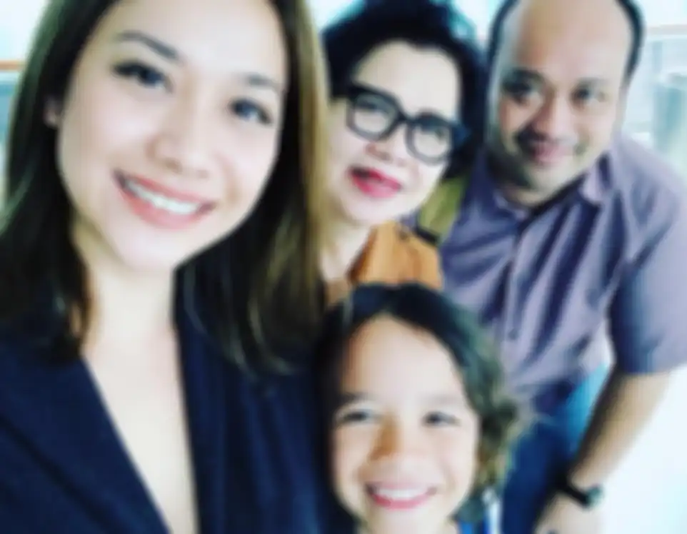 Kebersamaan Emmy Muchlis dengan anak cucu