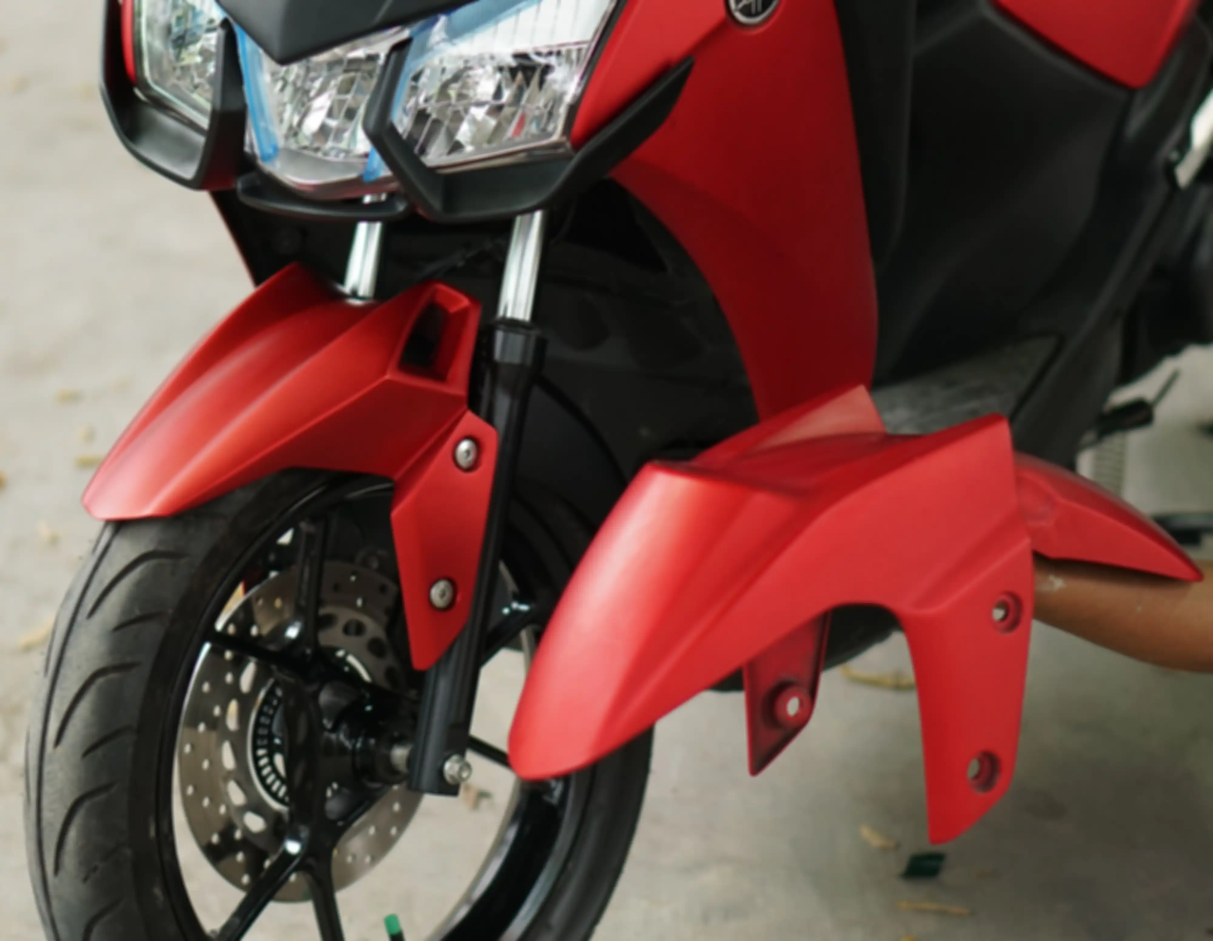 Perbandingan sepatbor original dengan custom Yamaha Lexi.
